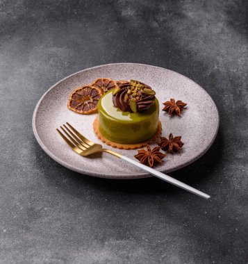 Fıstıklı kek ya da üzeri fındıklı yeşil krema ve meyve dolgulu turta. Tasarımınız için yemek arkaplanı olarak fıstıklı turta