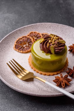 Fıstıklı kek ya da üzeri fındıklı yeşil krema ve meyve dolgulu turta. Tasarımınız için yemek arkaplanı olarak fıstıklı turta