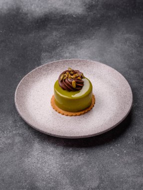 Fıstıklı kek ya da üzeri fındıklı yeşil krema ve meyve dolgulu turta. Tasarımınız için yemek arkaplanı olarak fıstıklı turta