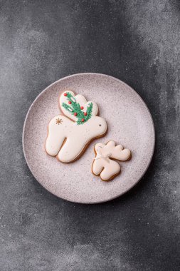 Noel zencefilli çöreği kış tatilleri ve ev dekorasyonu için gıda arka planı olarak kullanılıyor. Noel zencefilli ekmeği, tasarımınız için gıda duvar kağıdı olarak kullanılacak.