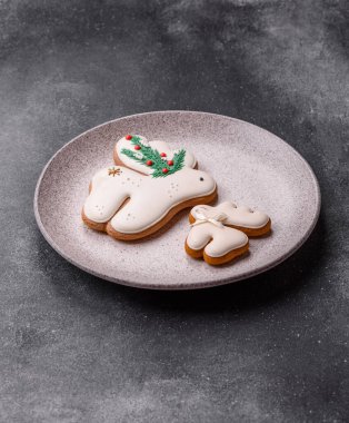 Noel zencefilli çöreği kış tatilleri ve ev dekorasyonu için gıda arka planı olarak kullanılıyor. Noel zencefilli ekmeği, tasarımınız için gıda duvar kağıdı olarak kullanılacak.