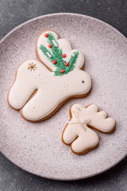 Noel zencefilli çöreği kış tatilleri ve ev dekorasyonu için gıda arka planı olarak kullanılıyor. Noel zencefilli ekmeği, tasarımınız için gıda duvar kağıdı olarak kullanılacak.