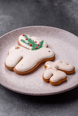 Noel zencefilli çöreği kış tatilleri ve ev dekorasyonu için gıda arka planı olarak kullanılıyor. Noel zencefilli ekmeği, tasarımınız için gıda duvar kağıdı olarak kullanılacak.