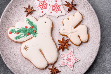 Noel zencefilli çöreği kış tatilleri ve ev dekorasyonu için gıda arka planı olarak kullanılıyor. Noel zencefilli ekmeği, tasarımınız için gıda duvar kağıdı olarak kullanılacak.