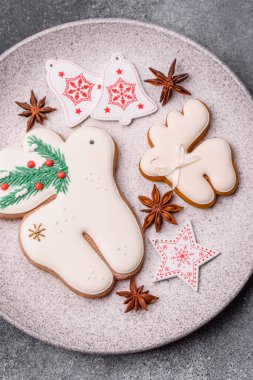 Noel zencefilli çöreği kış tatilleri ve ev dekorasyonu için gıda arka planı olarak kullanılıyor. Noel zencefilli ekmeği, tasarımınız için gıda duvar kağıdı olarak kullanılacak.