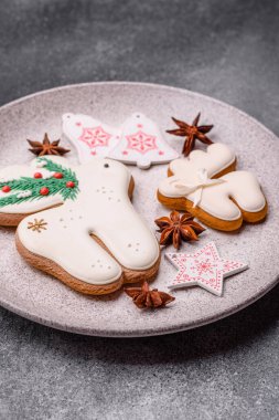 Noel zencefilli çöreği kış tatilleri ve ev dekorasyonu için gıda arka planı olarak kullanılıyor. Noel zencefilli ekmeği, tasarımınız için gıda duvar kağıdı olarak kullanılacak.