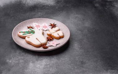 Noel zencefilli çöreği kış tatilleri ve ev dekorasyonu için gıda arka planı olarak kullanılıyor. Noel zencefilli ekmeği, tasarımınız için gıda duvar kağıdı olarak kullanılacak.