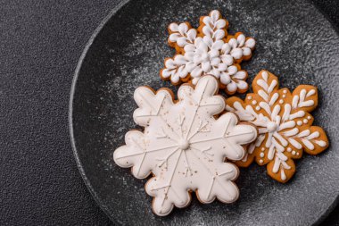 Noel zencefilli çöreği kış tatilleri ve ev dekorasyonu için gıda arka planı olarak kullanılıyor. Noel zencefilli ekmeği, tasarımınız için gıda duvar kağıdı olarak kullanılacak.