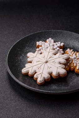 Noel zencefilli çöreği kış tatilleri ve ev dekorasyonu için gıda arka planı olarak kullanılıyor. Noel zencefilli ekmeği, tasarımınız için gıda duvar kağıdı olarak kullanılacak.