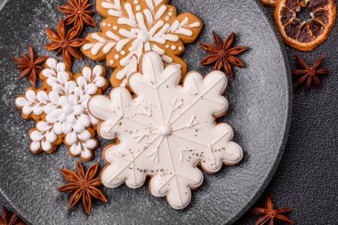 Noel zencefilli çöreği kış tatilleri ve ev dekorasyonu için gıda arka planı olarak kullanılıyor. Noel zencefilli ekmeği, tasarımınız için gıda duvar kağıdı olarak kullanılacak.