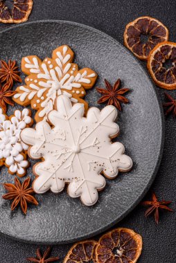 Noel zencefilli çöreği kış tatilleri ve ev dekorasyonu için gıda arka planı olarak kullanılıyor. Noel zencefilli ekmeği, tasarımınız için gıda duvar kağıdı olarak kullanılacak.