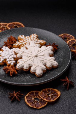 Noel zencefilli çöreği kış tatilleri ve ev dekorasyonu için gıda arka planı olarak kullanılıyor. Noel zencefilli ekmeği, tasarımınız için gıda duvar kağıdı olarak kullanılacak.