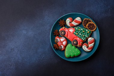 Noel zencefilli çöreği kış tatilleri ve ev dekorasyonu için gıda arka planı olarak kullanılıyor. Noel zencefilli ekmeği, tasarımınız için gıda duvar kağıdı olarak kullanılacak.