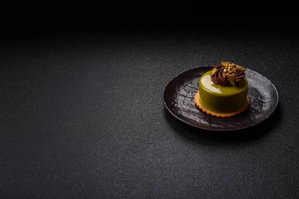 Fıstıklı kek ya da üzeri fındıklı yeşil krema ve meyve dolgulu turta. Tasarımınız için yemek arkaplanı olarak fıstıklı turta