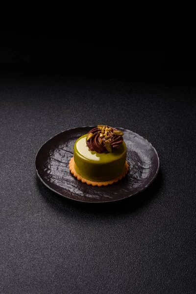 Fıstıklı kek ya da üzeri fındıklı yeşil krema ve meyve dolgulu turta. Tasarımınız için yemek arkaplanı olarak fıstıklı turta