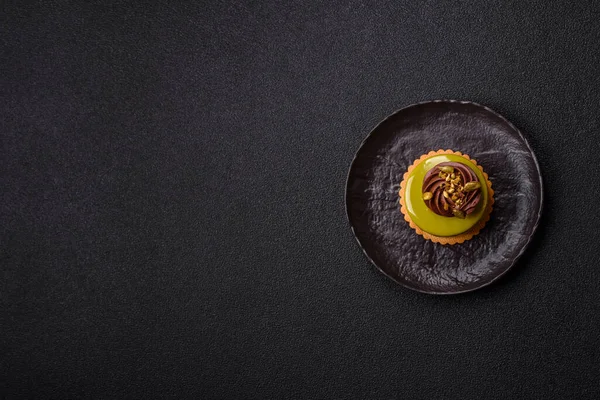 Fıstıklı kek ya da üzeri fındıklı yeşil krema ve meyve dolgulu turta. Tasarımınız için yemek arkaplanı olarak fıstıklı turta