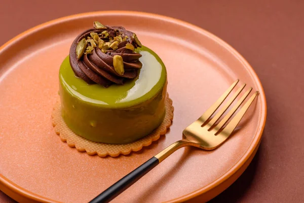 Fıstıklı kek ya da üzeri fındıklı yeşil krema ve meyve dolgulu turta. Tasarımınız için yemek arkaplanı olarak fıstıklı turta