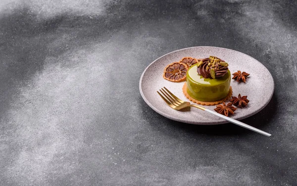 Fıstıklı kek ya da üzeri fındıklı yeşil krema ve meyve dolgulu turta. Tasarımınız için yemek arkaplanı olarak fıstıklı turta