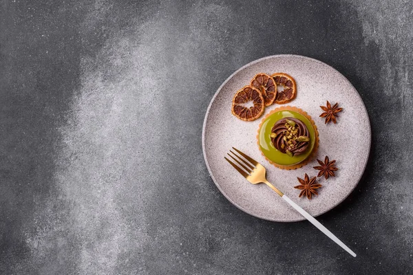 Fıstıklı kek ya da üzeri fındıklı yeşil krema ve meyve dolgulu turta. Tasarımınız için yemek arkaplanı olarak fıstıklı turta