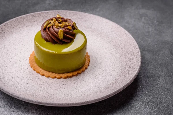 Fıstıklı kek ya da üzeri fındıklı yeşil krema ve meyve dolgulu turta. Tasarımınız için yemek arkaplanı olarak fıstıklı turta