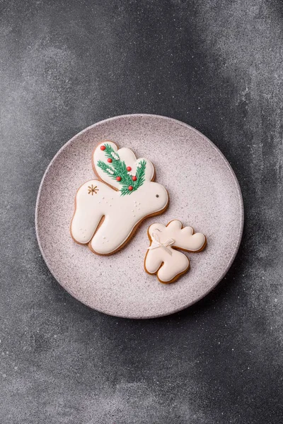 Noel zencefilli çöreği kış tatilleri ve ev dekorasyonu için gıda arka planı olarak kullanılıyor. Noel zencefilli ekmeği, tasarımınız için gıda duvar kağıdı olarak kullanılacak.