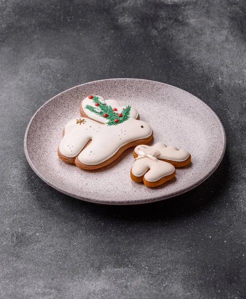 Noel zencefilli çöreği kış tatilleri ve ev dekorasyonu için gıda arka planı olarak kullanılıyor. Noel zencefilli ekmeği, tasarımınız için gıda duvar kağıdı olarak kullanılacak.