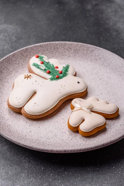 Noel zencefilli çöreği kış tatilleri ve ev dekorasyonu için gıda arka planı olarak kullanılıyor. Noel zencefilli ekmeği, tasarımınız için gıda duvar kağıdı olarak kullanılacak.