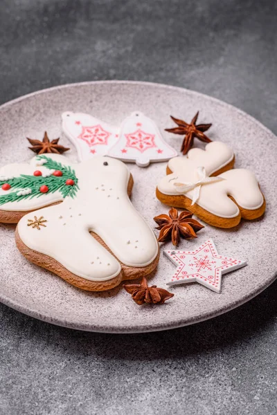 Noel zencefilli çöreği kış tatilleri ve ev dekorasyonu için gıda arka planı olarak kullanılıyor. Noel zencefilli ekmeği, tasarımınız için gıda duvar kağıdı olarak kullanılacak.