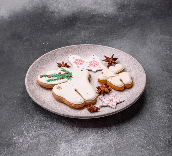 Noel zencefilli çöreği kış tatilleri ve ev dekorasyonu için gıda arka planı olarak kullanılıyor. Noel zencefilli ekmeği, tasarımınız için gıda duvar kağıdı olarak kullanılacak.