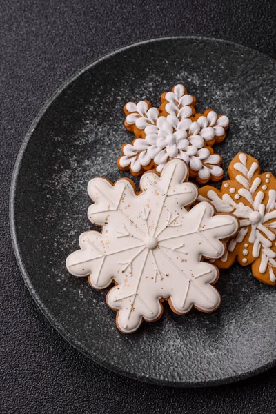 Noel zencefilli çöreği kış tatilleri ve ev dekorasyonu için gıda arka planı olarak kullanılıyor. Noel zencefilli ekmeği, tasarımınız için gıda duvar kağıdı olarak kullanılacak.
