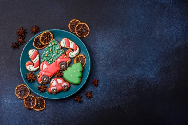 Noel zencefilli çöreği kış tatilleri ve ev dekorasyonu için gıda arka planı olarak kullanılıyor. Noel zencefilli ekmeği, tasarımınız için gıda duvar kağıdı olarak kullanılacak.