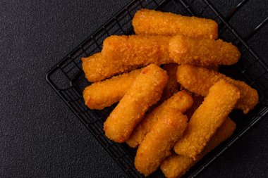 Mozzarella peynirli çubuklar, gevrek besleyici fast food. Tasarımınız için gıda arkaplanı olarak peynir çubukları