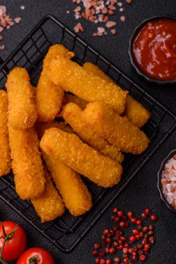 Mozzarella peynirli çubuklar, gevrek besleyici fast food. Tasarımınız için gıda arkaplanı olarak peynir çubukları