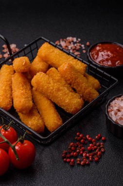 Mozzarella peynirli çubuklar, gevrek besleyici fast food. Tasarımınız için gıda arkaplanı olarak peynir çubukları