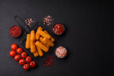 Mozzarella peynirli çubuklar, gevrek besleyici fast food. Tasarımınız için gıda arkaplanı olarak peynir çubukları