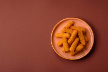 Mozzarella peynirli çubuklar, gevrek besleyici fast food. Tasarımınız için gıda arkaplanı olarak peynir çubukları