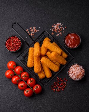 Mozzarella peynirli çubuklar, gevrek besleyici fast food. Tasarımınız için gıda arkaplanı olarak peynir çubukları