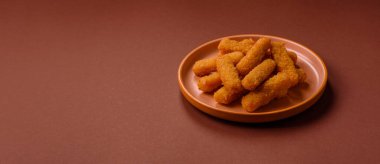 Mozzarella peynirli çubuklar, gevrek besleyici fast food. Tasarımınız için gıda arkaplanı olarak peynir çubukları