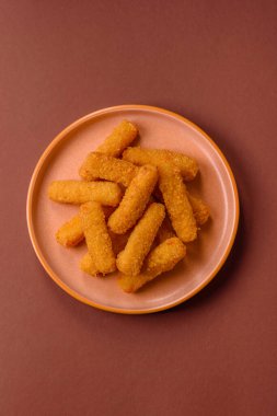 Mozzarella peynirli çubuklar, gevrek besleyici fast food. Tasarımınız için gıda arkaplanı olarak peynir çubukları