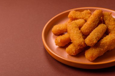 Mozzarella peynirli çubuklar, gevrek besleyici fast food. Tasarımınız için gıda arkaplanı olarak peynir çubukları