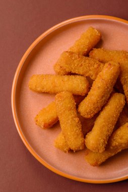 Mozzarella peynirli çubuklar, gevrek besleyici fast food. Tasarımınız için gıda arkaplanı olarak peynir çubukları