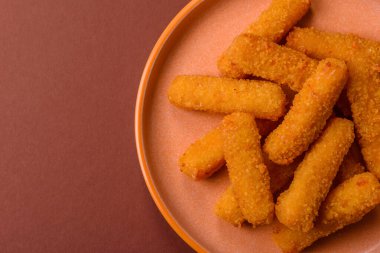 Mozzarella peynirli çubuklar, gevrek besleyici fast food. Tasarımınız için gıda arkaplanı olarak peynir çubukları