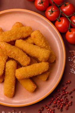 Mozzarella peynirli çubuklar, gevrek besleyici fast food. Tasarımınız için gıda arkaplanı olarak peynir çubukları