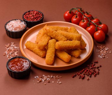 Mozzarella peynirli çubuklar, gevrek besleyici fast food. Tasarımınız için gıda arkaplanı olarak peynir çubukları