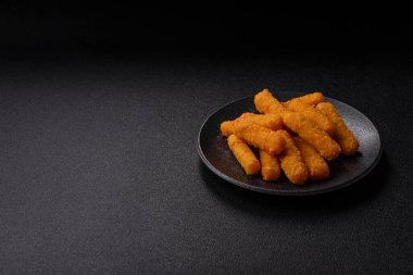 Mozzarella peynirli çubuklar, gevrek besleyici fast food. Tasarımınız için gıda arkaplanı olarak peynir çubukları