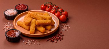 Mozzarella peynirli çubuklar, gevrek besleyici fast food. Tasarımınız için gıda arkaplanı olarak peynir çubukları