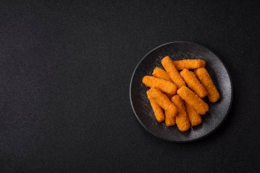 Mozzarella peynirli çubuklar, gevrek besleyici fast food. Tasarımınız için gıda arkaplanı olarak peynir çubukları