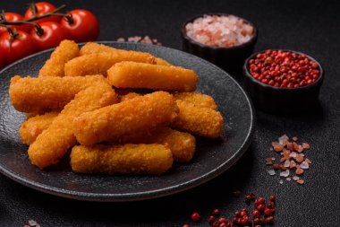 Mozzarella peynirli çubuklar, gevrek besleyici fast food. Tasarımınız için gıda arkaplanı olarak peynir çubukları