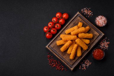 Mozzarella peynirli çubuklar, gevrek besleyici fast food. Tasarımınız için gıda arkaplanı olarak peynir çubukları