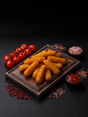 Mozzarella peynirli çubuklar, gevrek besleyici fast food. Tasarımınız için gıda arkaplanı olarak peynir çubukları